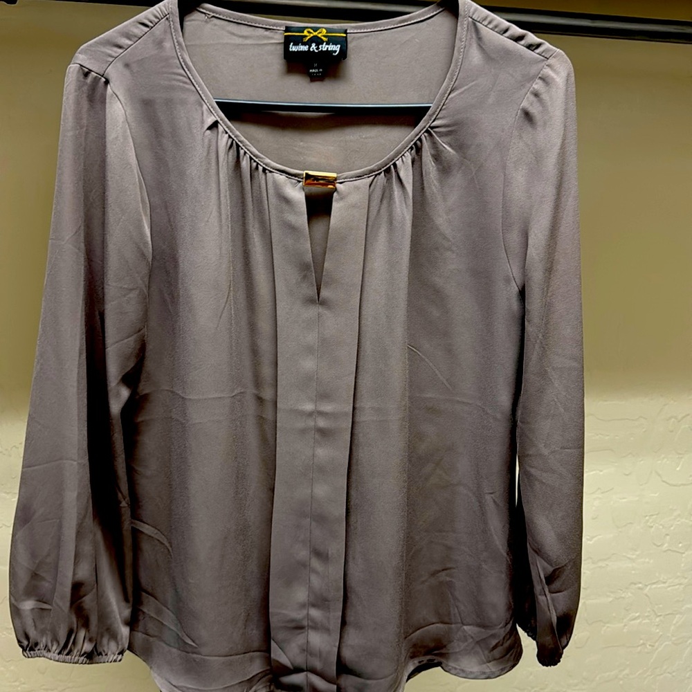 Great condition women stylishly eleg looking top